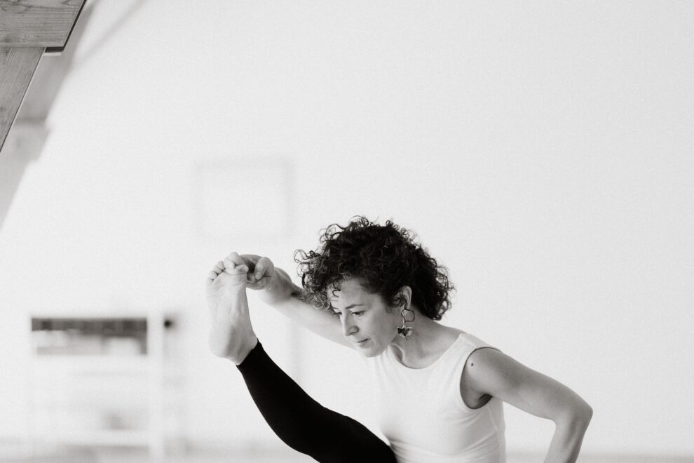 Une enseignante de yoga dans le studio Ashtanga Yoga Nantes fait une posture d'équilibre