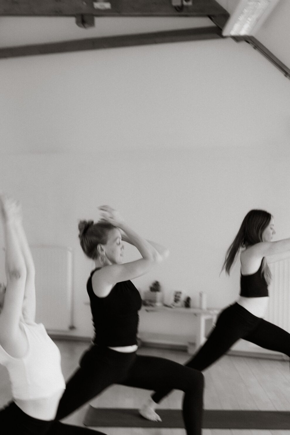 Virabhadrasana - posture du guerrier - studio de yoga à Nanyes