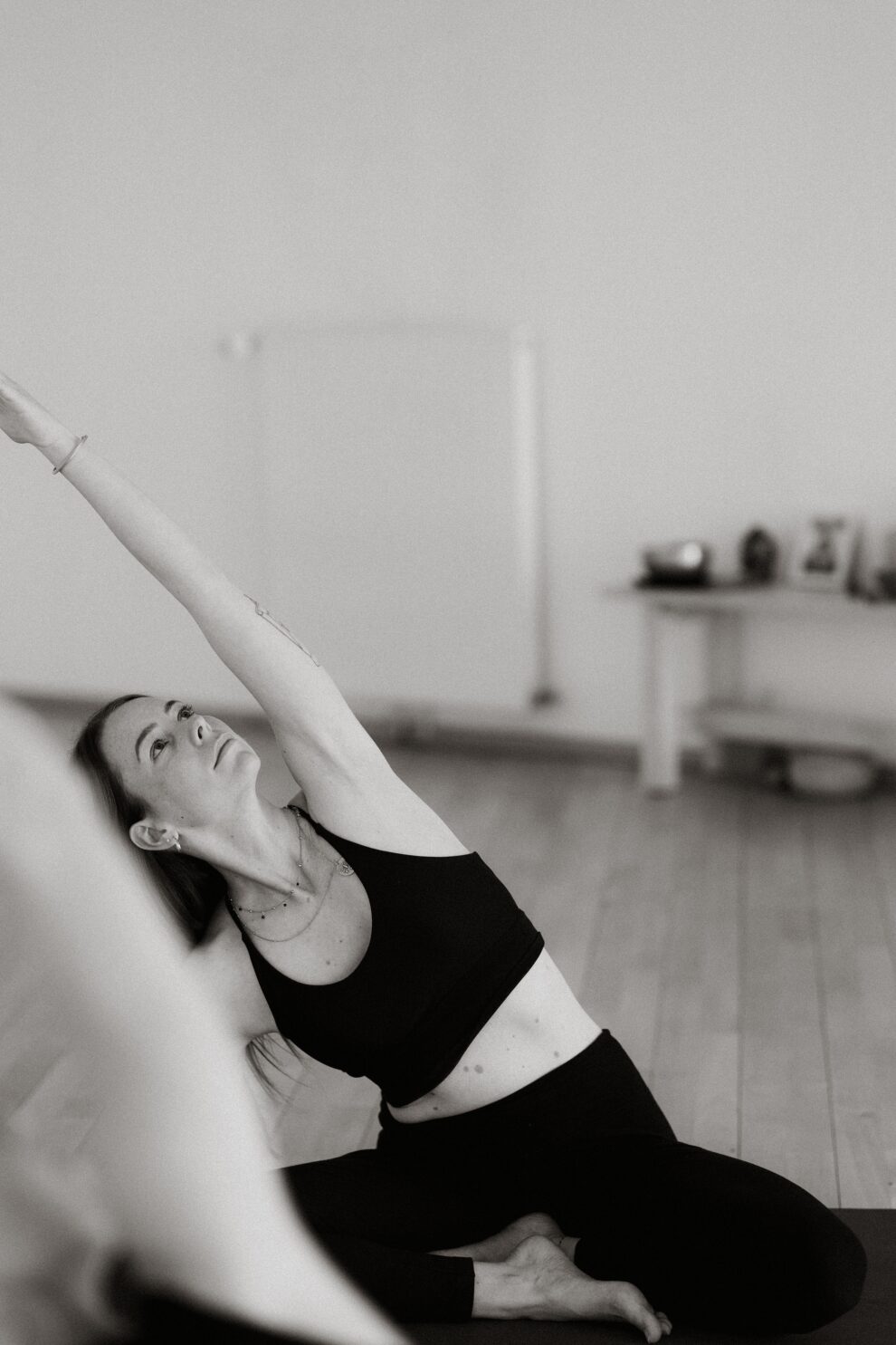 professeur de yoga qui donne un cours de yoga pour des débutants à Nantes.